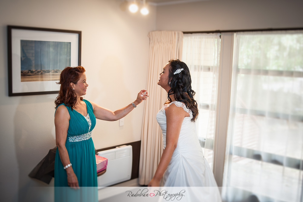 kat-todd-soljans-vineyard-auckland-cheap-candid-wedding-photographer-raduban-photography