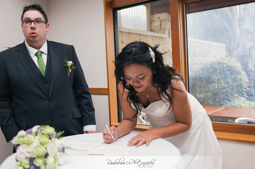 kat-todd-soljans-vineyard-auckland-cheap-candid-wedding-photographer-raduban-photography