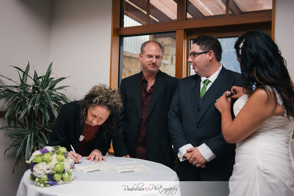 kat-todd-soljans-vineyard-auckland-cheap-candid-wedding-photographer-raduban-photography