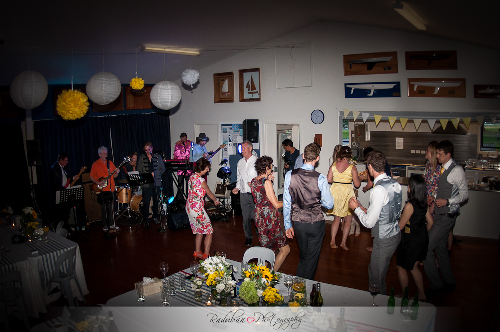 cheap-candid-auckland-wedding-photographer-devonport-beach-raduban-photography